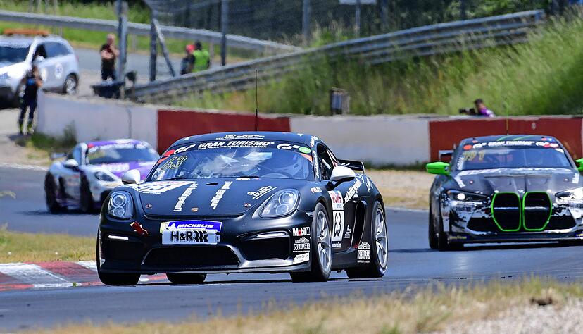 Heizung an, Fenster auf: Fabio Sacchi und Reiner Neuffer unternahmen alles, um die Motortemperatur ihres Porsches sinken zu lassen. Heizung an, Fenster auf: Fabio Sacchi und Reiner Neuffer unternahmen alles, um die Motortemperatur ihres Porsches sinken zu lassen.