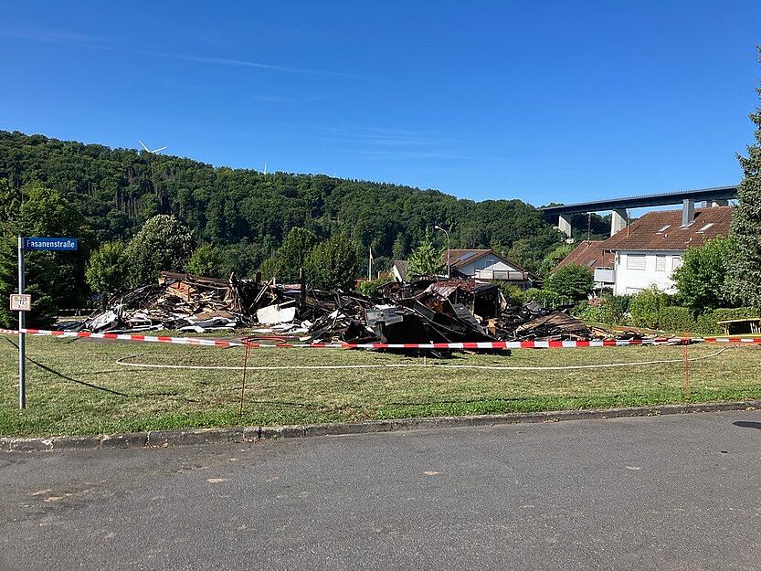 Am Sonntag lässt sich das Ausmaß erkennen: Von der Kirche St. Josef in Widdern sind nur noch Brandreste übrig geblieben.