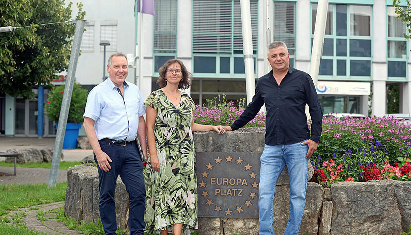 Klaus Tominski (links) ist der neue und erste ehrenamtliche Ortsvorsteher in Bad Friedrichshall-Plattenwald. IT-Beraterin Tatjana Pothier sowie Polsterer &Ouml;zg&uuml;r Pehlivan sind seine Stellvertreter.