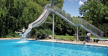 Erst im letzten Sommer wurde im Freibad Gesundbrunnen eine neue Rutsche eingeweiht. Dieses Jahr wird es dort wohl keinen Badespaß geben.
Foto: Andreas Veigel