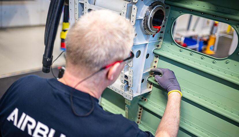 In der Werkstatt wird geschraubt, geschliffen und lackiert.