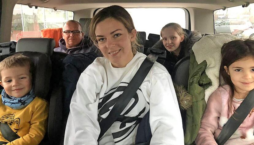 50 Kilometer vor der deutschen Grenze: Diese Frau und drei Kinder sind dankbar über die Mitfahrgelegenheit nach Deutschland, die sich ihnen in Polen unerwartet geboten hatte. Hinten links sitzt Helfer Witek Joniec. 50 Kilometer vor der deutschen Grenze: Diese Frau und drei Kinder sind dankbar über die Mitfahrgelegenheit nach Deutschland, die sich ihnen in Polen unerwartet geboten hatte. Hinten links sitzt Helfer Witek Joniec.