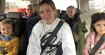 50 Kilometer vor der deutschen Grenze: Diese Frau und drei Kinder sind dankbar über die Mitfahrgelegenheit nach Deutschland, die sich ihnen in Polen unerwartet geboten hatte. Hinten links sitzt Helfer Witek Joniec.