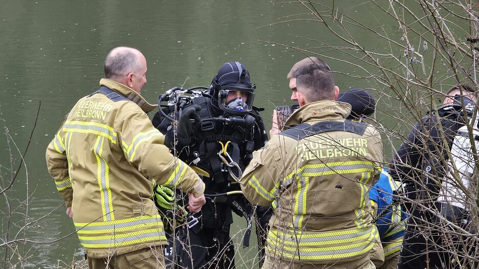 Die Feuerwehr Heilbronn ist mit Rettungstauchern an der Jagst bei Dörzbach im Einsatz.