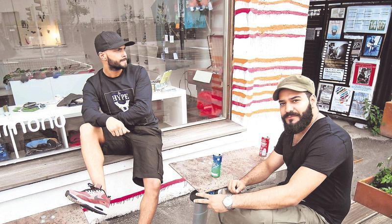 Die Heilbronner Rapper Padisah alias Engin A. und Drama alias G&ouml;khan I. (von links) bilden das Duo El Marees. Hier beim Gespr&auml;ch im Caf&eacute; Daneben in Heilbronn.