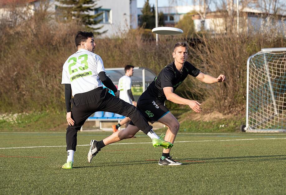 Zehn Sekunden hat der Besitzer der Scheibe Zeit, sie an einen seiner sechs Mitspieler weiterzuspielen. Der Gegner zählt die Zeit währenddessen hörbar herunter, darf seinem Gegenüber das Spielgerät jedoch nicht entreißen. Zehn Sekunden hat der Besitzer der Scheibe Zeit, sie an einen seiner sechs Mitspieler weiterzuspielen. Der Gegner zählt die Zeit währenddessen hörbar herunter, darf seinem Gegenüber das Spielgerät jedoch nicht entreißen.