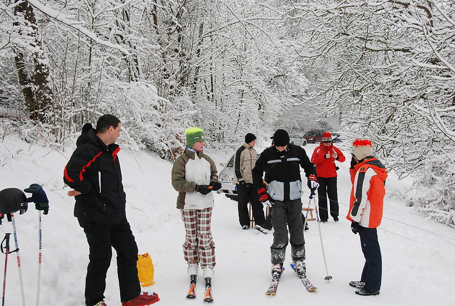 Diese Skifahrer hatten sicherlich Spaß auf der Schied in Forchtenberg. Das letzte Mal schleppte das Seil im Jahr 2012 die Wintersportler den Hang hinauf. Diese Skifahrer hatten sicherlich Spaß auf der Schied in Forchtenberg. Das letzte Mal schleppte das Seil im Jahr 2012 die Wintersportler den Hang hinauf.