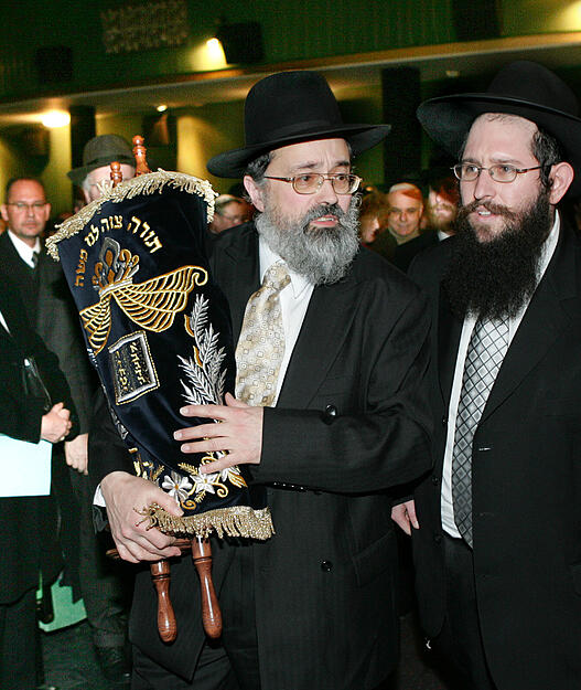 Oktober 2008: Unter lautem Sprechgesang tragen die Rabbiner die Thora-Rolle durch den Saal. Aus New York sind sie gekommen, um mit Mitgliedern der Jüdischen Gemeinde in Heilbronn den höchsten jüdischen Feiertag zu begehen. Jom Kippur, der Versöhnungstag.