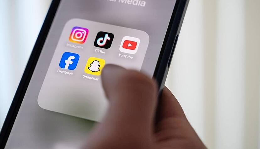 Nicht alles glauben, was einem in den Feed gesp&uuml;lt wird &ndash; Jugendliche, die viel Zeit auf sozialen Netzwerken verbringen, sollten sich dessen bewusst sein.
Foto: dpa