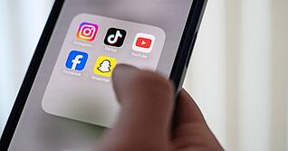 Nicht alles glauben, was einem in den Feed gesp&uuml;lt wird &ndash; Jugendliche, die viel Zeit auf sozialen Netzwerken verbringen, sollten sich dessen bewusst sein.
Foto: dpa