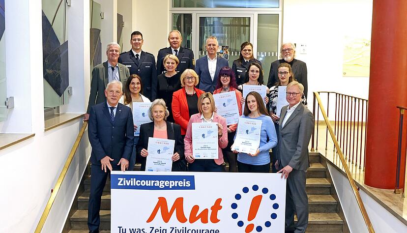 Die Geehrten zwischen den Kooperationspartnern beim Zivilcouragepreis 2022. Zehn Preisträger wurden in insgesamt acht Fällen ausgezeichnet. 
Fotos: Ralf Seidel