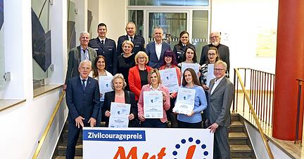 Die Geehrten zwischen den Kooperationspartnern beim Zivilcouragepreis 2022. Zehn Preisträger wurden in insgesamt acht Fällen ausgezeichnet. 
Fotos: Ralf Seidel