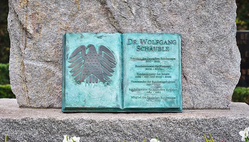 Ein bronzenes Buch listet die bedeutenden Posten von Sch&auml;uble auf.