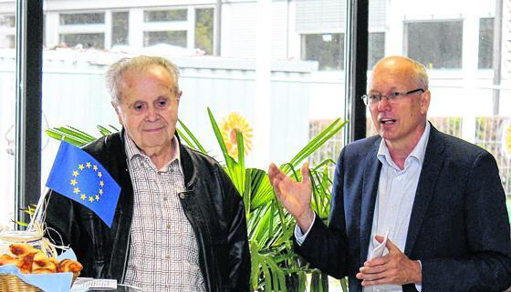 Willi May (links) erzählt im Gespräch mit Bernfried Hettler von der Partnerschaft.