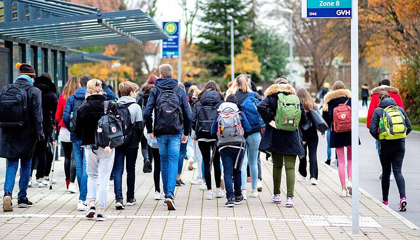 Schule im Präsenzbetrieb sorgt für volle Schulbusse. Obwohl das Land die Corona-Infektionsgefahr im ÖPNV als gering einschätzt, sollen auch im nächsten Jahr zusätzliche Fahrzeuge für den Schülertransport eingesetzt werden.
Foto: dpa Schule im Präsenzbetrieb sorgt für volle Schulbusse. Obwohl das Land die Corona-Infektionsgefahr im ÖPNV als gering einschätzt, sollen auch im nächsten Jahr zusätzliche Fahrzeuge für den Schülertransport eingesetzt werden.
Foto: dpa