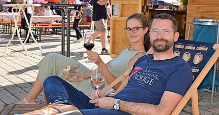 Ganz entspannt genießen Christina und Johannes Vogt die gemütliche Atmosphäre auf dem Neckarsulmer Weindorf.
Foto: Stefanie Pfäffle