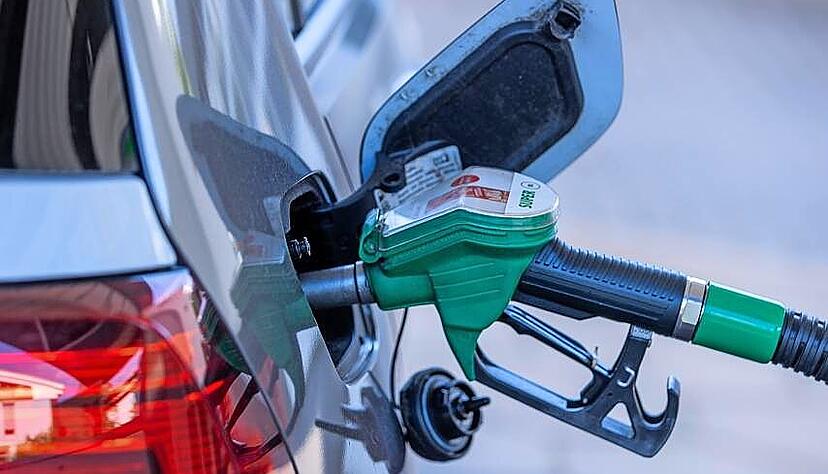 Wer in Deutschland tankt, zahlt für die Emissionen des Sprits einen CO2-Preis. In der EU soll dieser nun ein Jahr später kommen. Wer in Deutschland tankt, zahlt für die Emissionen des Sprits einen CO2-Preis. In der EU soll dieser nun ein Jahr später kommen.