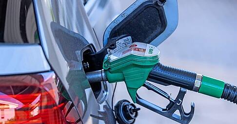 Wer in Deutschland tankt, zahlt f&uuml;r die Emissionen des Sprits einen CO2-Preis. In der EU soll dieser nun ein Jahr sp&auml;ter kommen.