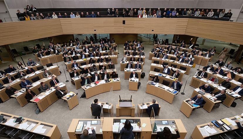 Landtagsabgeordnete nehmen an einer Abstimmung zum Haushalt während einer Plenarsitzung im Landtag von Baden-Württemberg teil. Landtagsabgeordnete nehmen an einer Abstimmung zum Haushalt während einer Plenarsitzung im Landtag von Baden-Württemberg teil.
