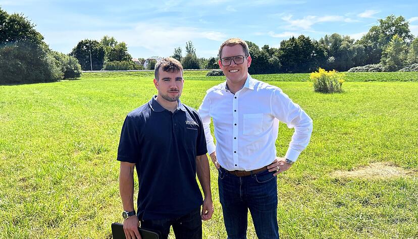 Stehen dort, wo das neue Wasserwerk 2026 gebaut werden soll: Projektleiter Felix Linder (links) und Erik Mai, kaufmännischer Leiter der Stadtwerke Heilbronn.