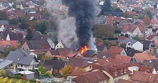 In Sinsheim-Weiler im Rhein-Neckar-Kreis kommt es am Freitagnachmittag zu einem Brand.
