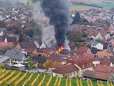 In Sinsheim-Weiler im Rhein-Neckar-Kreis kommt es am Freitagnachmittag zu einem Brand.