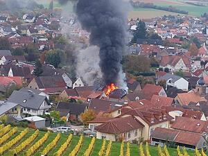 In Sinsheim-Weiler im Rhein-Neckar-Kreis kommt es am Freitagnachmittag zu einem Brand.