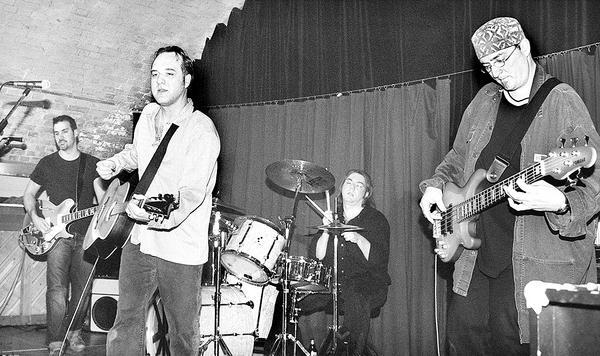 1999. Der Gewölbekeller wird als Musikstätte genutzt. Todd Tribaud mit Band treten im Dezember auf.
