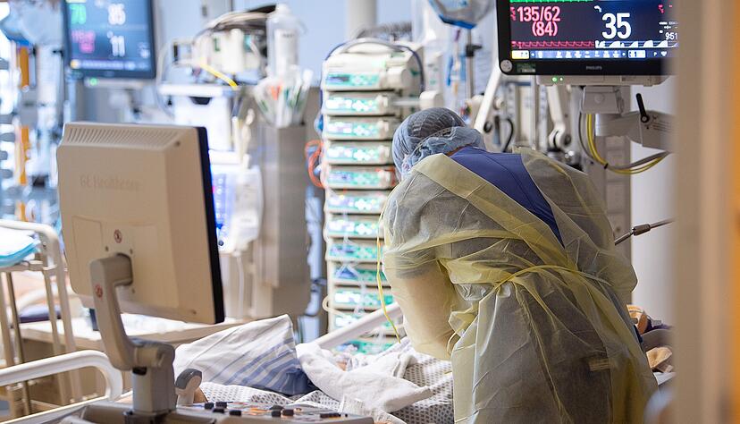 Ein Intensivpfleger arbeitet auf einer Intensivstation an einem Covid-Patienten. Ein 57-Jähriger aus dem Landkreis Karlsruhe wurde vier Wochen intensiv versorgt.
Foto: dpa