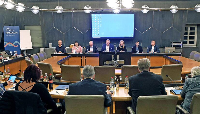 Die Haushaltsdebatte im Gemeinderat Neckarsulm nutzten die Fraktionssprecher und Einzelstadtr&auml;te zur Aussprache mit der Verwaltungsspitze um OB Steffen Hertwig,
Foto: Archiv/Seidel