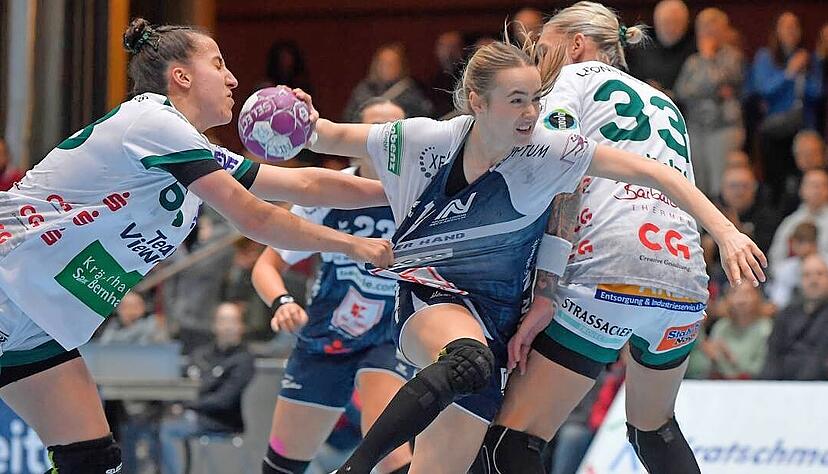 Sinah Hagen setzt sich in dieser Szene entschlossen gegen Stephanie Elies (links) und Luisa Schulze durch. Die Sport-Union machte im Süd-Duell weniger Fehler.