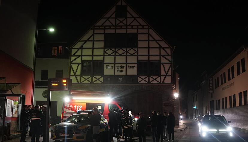 An dem Dach des Geb&auml;udes in Koblenz entstand ein fu&szlig;ballgro&szlig;es Loch.