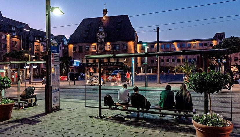 Die Polizei hat den Bereich rund um den Marktplatz zu einem Ort ausgewiesen, an dem sich erfahrungsgemäß Straftäter verbergen und Personen Straftaten verabreden, vorbereiten und verüben.