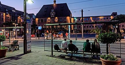 Die Polizei hat den Bereich rund um den Marktplatz zu einem Ort ausgewiesen, an dem sich erfahrungsgemäß Straftäter verbergen und Personen Straftaten verabreden, vorbereiten und verüben.