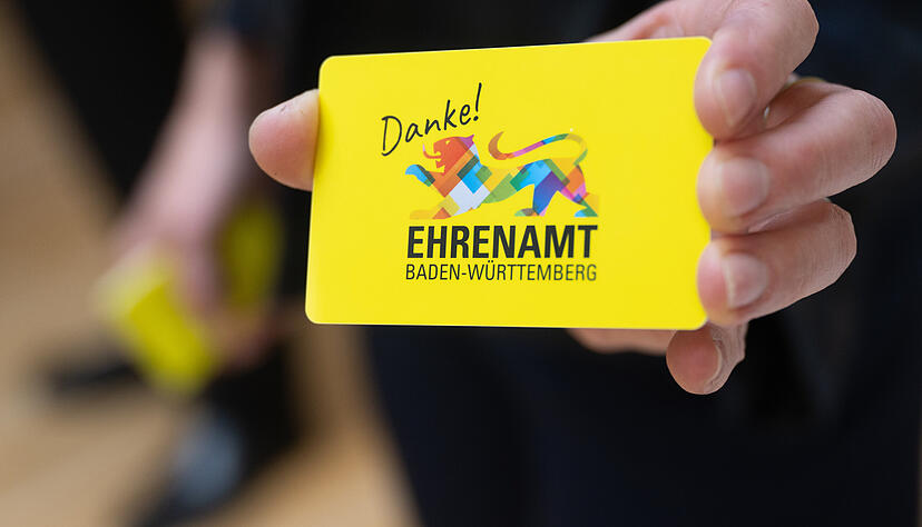 In einigen Stadt- und Landkreisen gibt es die Ehrenamtskarte bereits. In Hohenlohe wird es sie nicht geben. Foto: dpa