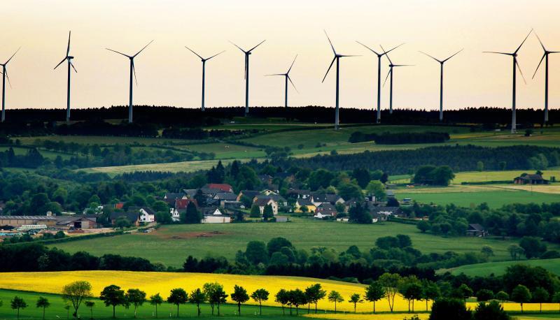 Weil der Ausbau der Strom-Autobahnen nicht vorankommt, fordert der CDU-Energieexperte Jens Koeppen einen vorübergehenden Ausbaustopp von Windkraftanlagen. Weil der Ausbau der Strom-Autobahnen nicht vorankommt, fordert der CDU-Energieexperte Jens Koeppen einen vorübergehenden Ausbaustopp von Windkraftanlagen.