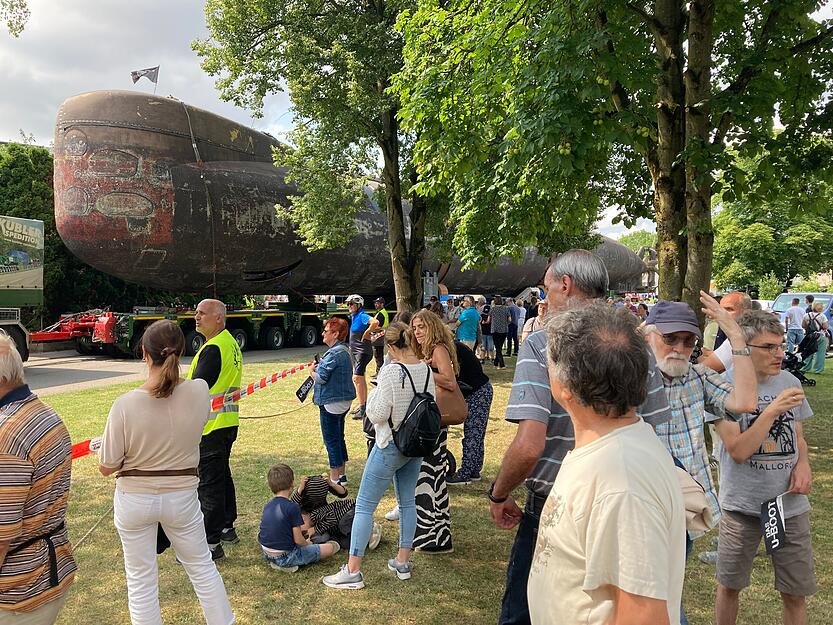 Bug voran: Am Ittlinger Festplatz verfolgen Hunderte das Spektakel um das historische U-Boot U17.