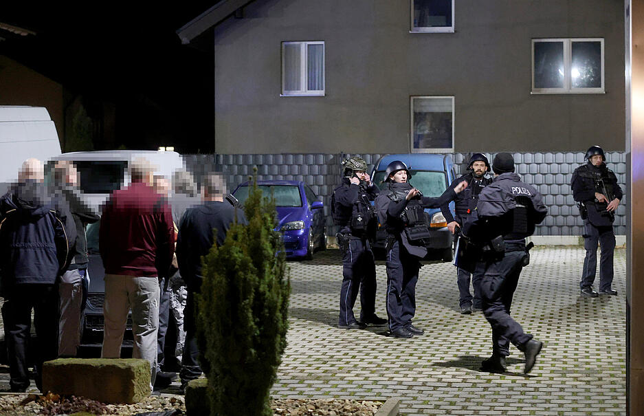 Die Polizei ist nach der Bluttat mit einem Großaufgebot in Bad Friedrichshall vor Ort.