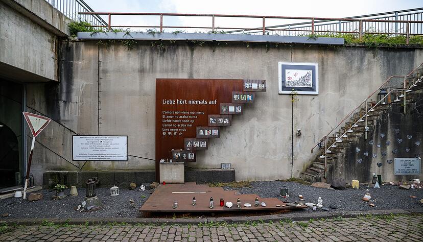 &laquo;Liebe h&ouml;rt niemals auf&raquo; steht auf der Gedenkst&auml;tte f&uuml;r die Opfer der Loveparade-Katastrophe.