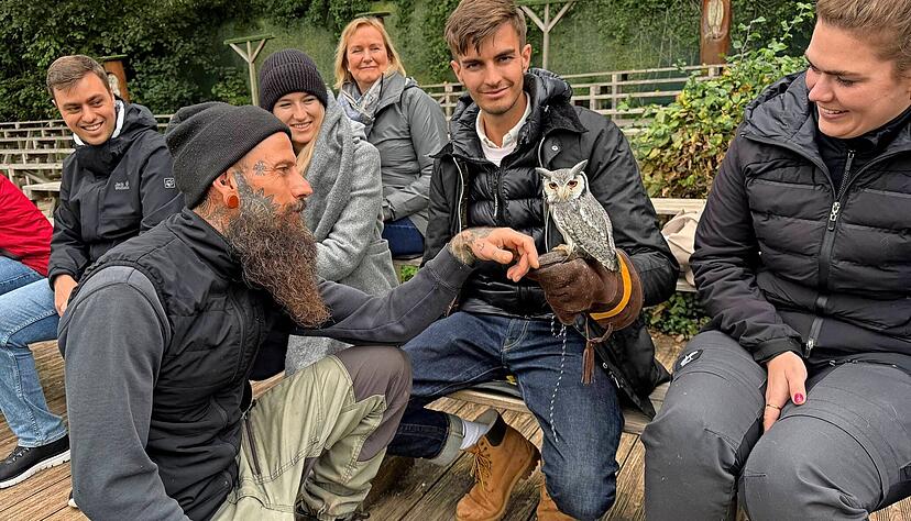 Greifvögel als Spiegel: Wer einen Falken führen will, muss authentisch sein – eine Lektion, die Studierende beim Leadership-Seminar in Lorch vom DHBW Cas mitnehmen. Neben Theorieeinheiten
gibt es auch den Bezug zur Praxis. Die angehenden Führungskräfte kommen in Kontakt mit den Tieren und merken, wie es ist, sich auf die Tiere einzulassen.
Fotos: Lisa Könnecke