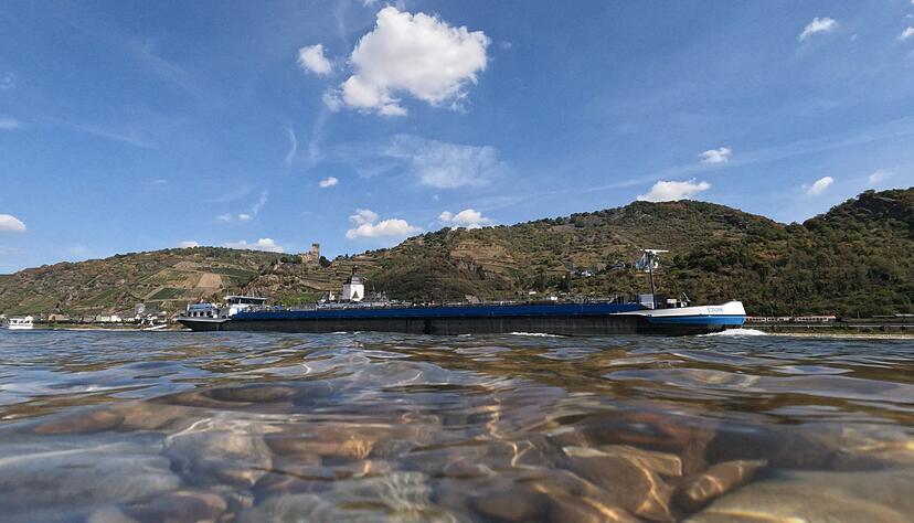Ein Frachtschiff passiert Kaub mit der Zollburg Pfalzgrafenstein. Starke Niederschläge im Süden haben zu einem Anstieg der Pegelstände am Mittelrhein geführt. Ein Frachtschiff passiert Kaub mit der Zollburg Pfalzgrafenstein. Starke Niederschläge im Süden haben zu einem Anstieg der Pegelstände am Mittelrhein geführt.