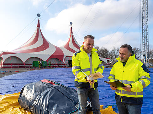 Aufbau für den 25. Heilbronner Weihnachtszirkus: Zirkusdirektor Sascha Melnjak und Mirjan Mavriqi, Mitarbeiter der ersten Stunde, auf der Theresienwiese. Aufbau für den 25. Heilbronner Weihnachtszirkus: Zirkusdirektor Sascha Melnjak und Mirjan Mavriqi, Mitarbeiter der ersten Stunde, auf der Theresienwiese.