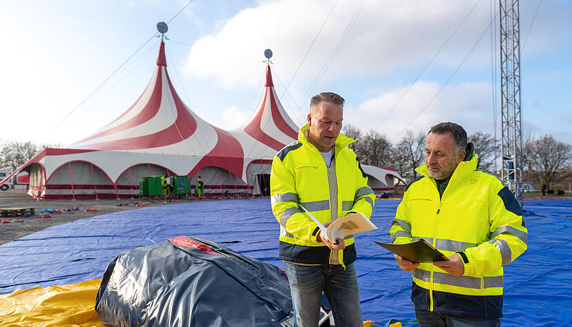 Aufbau für den 25. Heilbronner Weihnachtszirkus: Zirkusdirektor Sascha Melnjak und Mirjan Mavriqi, Mitarbeiter der ersten Stunde, auf der Theresienwiese.