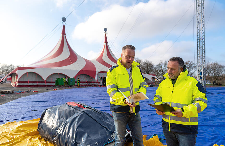 Aufbau für den 25. Heilbronner Weihnachtszirkus: Zirkusdirektor Sascha Melnjak und Mirjan Mavriqi, Mitarbeiter der ersten Stunde, auf der Theresienwiese.
