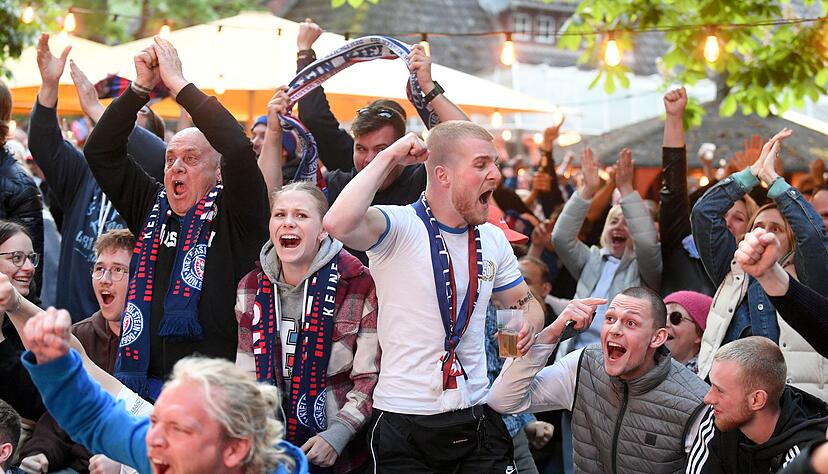 Kieler Fans nach dem 1:0 für Kiel beim Public Viewing in der Forstbaumschule. Kieler Fans nach dem 1:0 für Kiel beim Public Viewing in der Forstbaumschule.