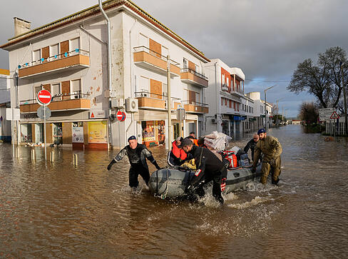 Polizisten und Marinesoldaten evakuieren Bewohner eines Hotels mit Schlauchbooten aus einer &uuml;berschwemmten Stra&szlig;e, nachdem der Fluss Sado nach heftigen Regenf&auml;llen in Alcacer do Sal in S&uuml;dportugal &uuml;ber die Ufer getreten ist.