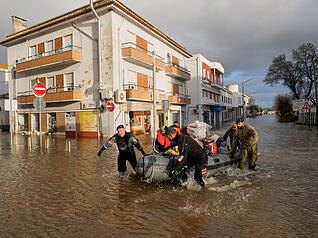 Polizisten und Marinesoldaten evakuieren Bewohner eines Hotels mit Schlauchbooten aus einer &uuml;berschwemmten Stra&szlig;e, nachdem der Fluss Sado nach heftigen Regenf&auml;llen in Alcacer do Sal in S&uuml;dportugal &uuml;ber die Ufer getreten ist.