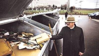 B&uuml;rgermeister Mario D&uuml;rr geht bei der M&uuml;lltrennung in seiner Kommune mit gutem Beispiel voran.Foto: Marc Schmerbeck
