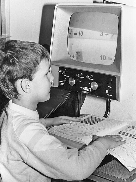 1986: In der Heilbronner Schule f&uuml;r Sehbehinderte, Schillerstra&szlig;e, k&ouml;nnen Sch&uuml;ler zum ersten Mal den Hauptschulabschluss machen. Seit diesem Schuljahr sind Sch&uuml;ler aller Klassenstufen vertreten. Im Bild ist sichtbar, dass die Schrift eines Buches bis zu 48fach vergr&ouml;&szlig;ert projeziert werden kann.