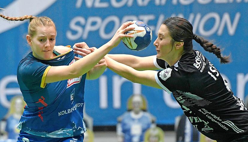 Selina Kalmbach (links), hier im Spiel gegen den Thüringer HC, wird auch bei der HSG Blomberg-Lippe energische Gegenwehr erwarten können.
Foto: Mario Berger Selina Kalmbach (links), hier im Spiel gegen den Thüringer HC, wird auch bei der HSG Blomberg-Lippe energische Gegenwehr erwarten können.
Foto: Mario Berger